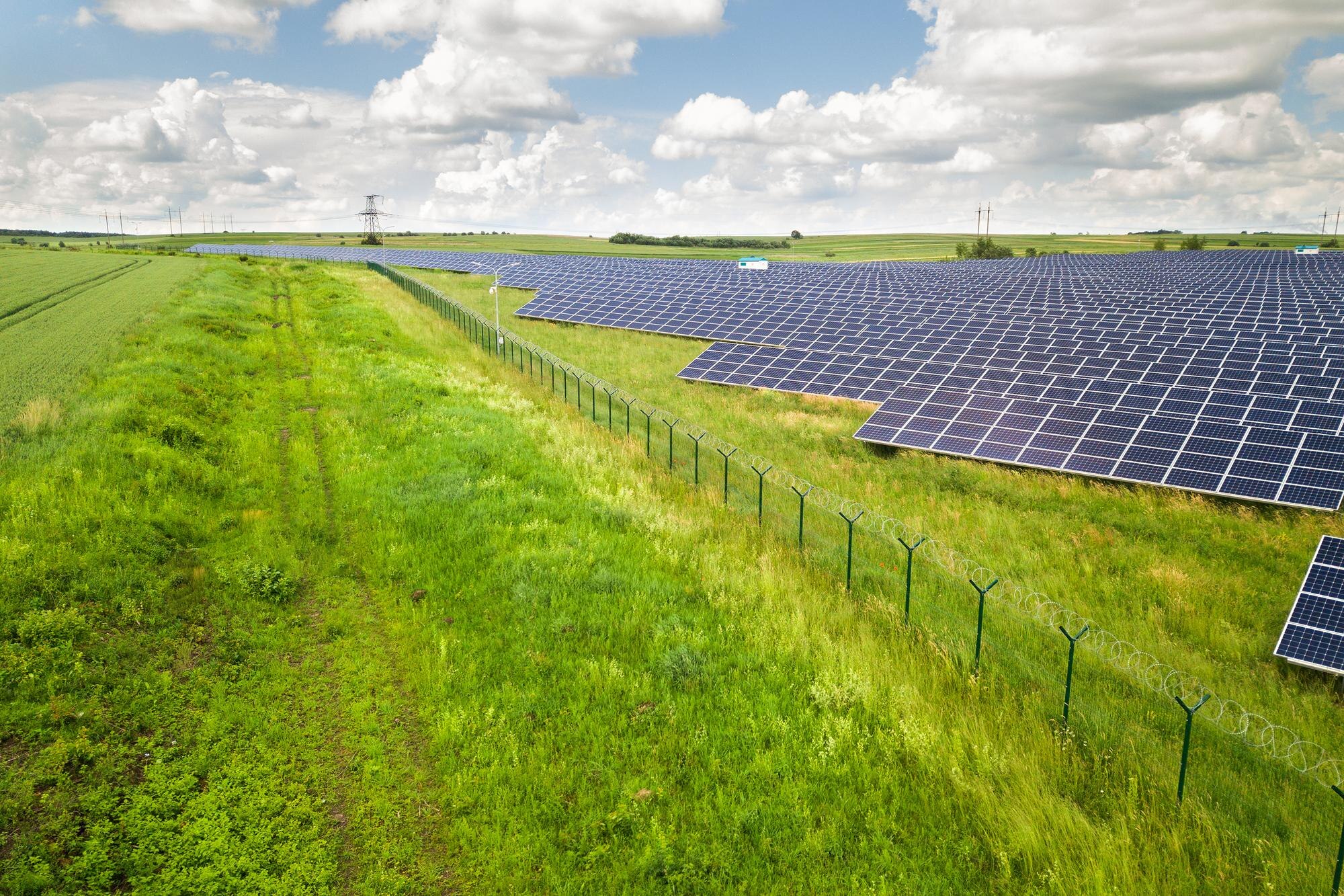 Panele fotowoltaiczne jedne nad drugimi. Włoscy naukowcy testują dwuwarstwową instalację PV