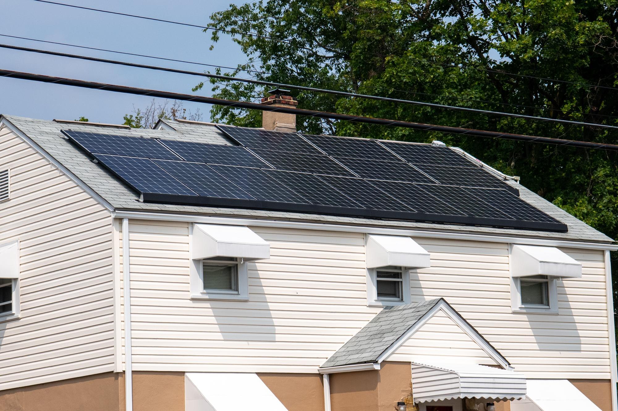 Panele słoneczne na dachu z nakazu prawa - harmonogram unijnego obowiązku solarnego dla budynków
