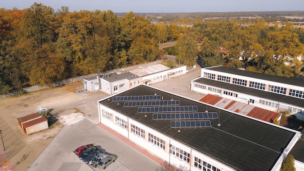 Fotowoltaika dla biznesu: Jak obniżyć koszty energii i zapewnić ciągłość pracy krok po kroku